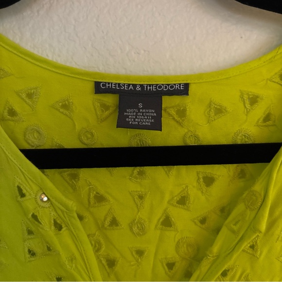 Chelsea & Theodore Women’s Small Top. V- Neck With Geometric Design And Cutout - Picture 3 of 7